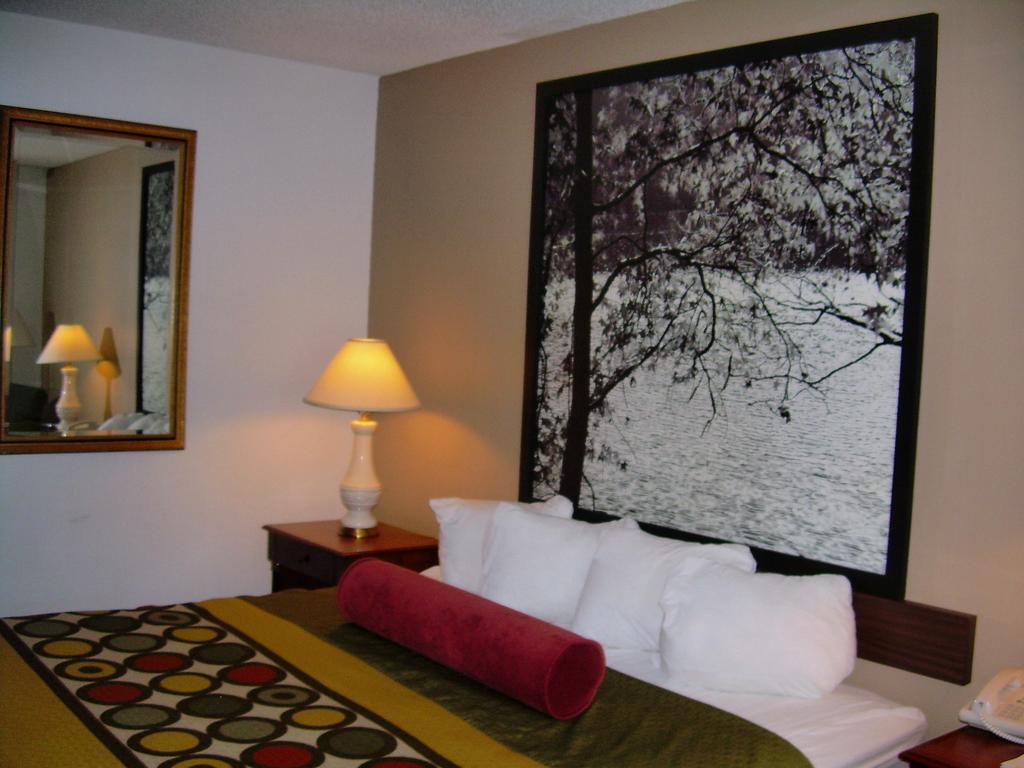 Super 8 By Wyndham Milwaukee Airport Otel Oda fotoğraf